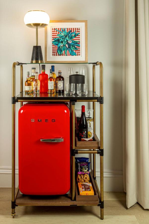 Virgin Hotels Edimburgo Esterno foto A bar cart with a refrigerator