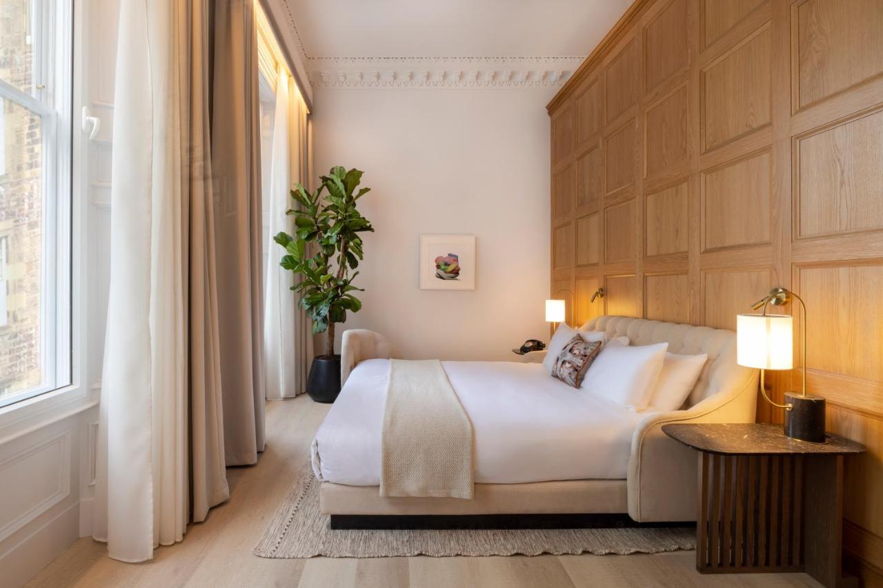 Virgin Hotels Edimburgo Esterno foto A bedroom at The Standard London