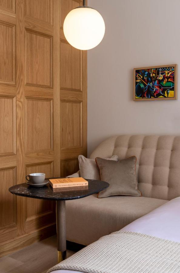 Virgin Hotels Edimburgo Esterno foto A sofa