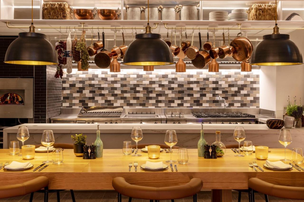 Virgin Hotels Edimburgo Esterno foto The open kitchen at The Ivy Temple Row