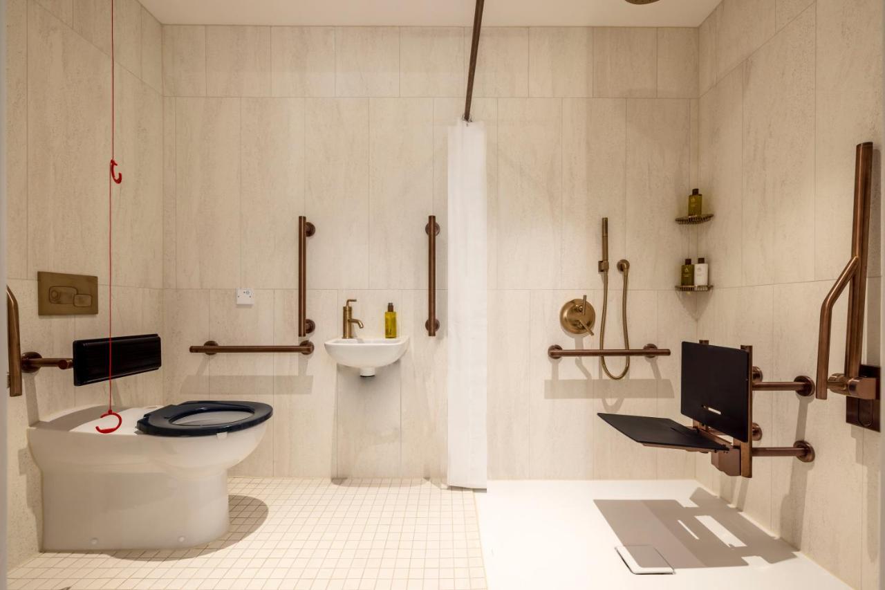 Virgin Hotels Edimburgo Esterno foto Disabled toilet with shower