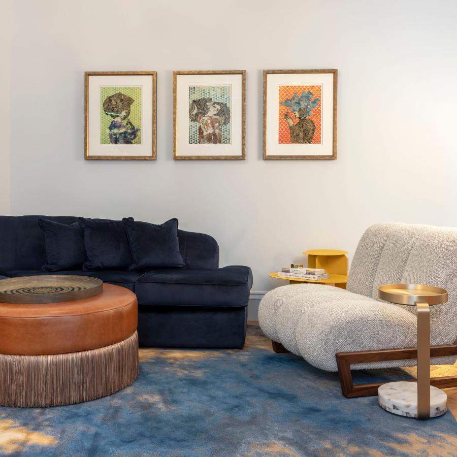 Virgin Hotels Edimburgo Esterno foto A living room with a sofa, armchair and ottoman
