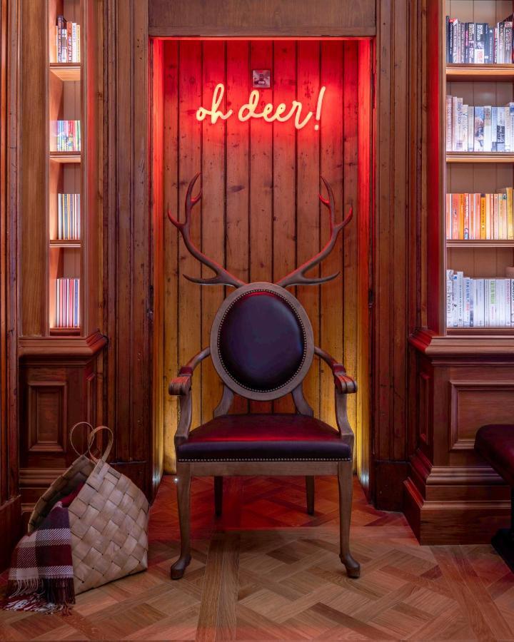 Virgin Hotels Edimburgo Esterno foto The library chair