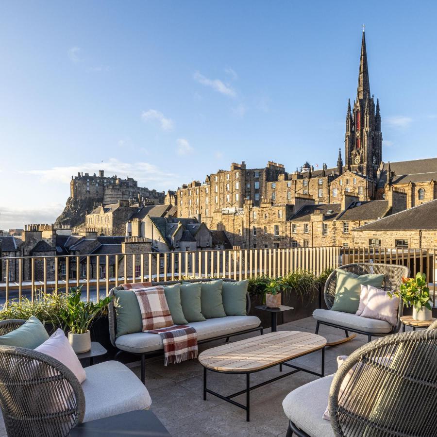 Virgin Hotels Edimburgo Esterno foto The Edinburgh Castle view from the rooftop terrace