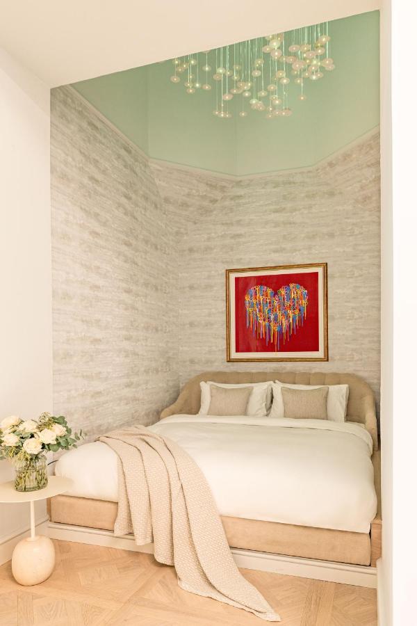 Virgin Hotels Edimburgo Esterno foto A bedroom with a bed