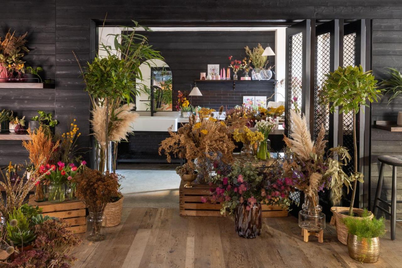 Virgin Hotels Edimburgo Esterno foto Flower arrangement at the Flower Market