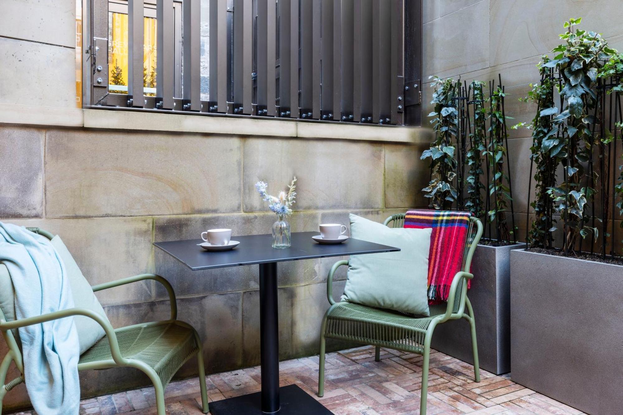Virgin Hotels Edimburgo Esterno foto The courtyard at the hotel