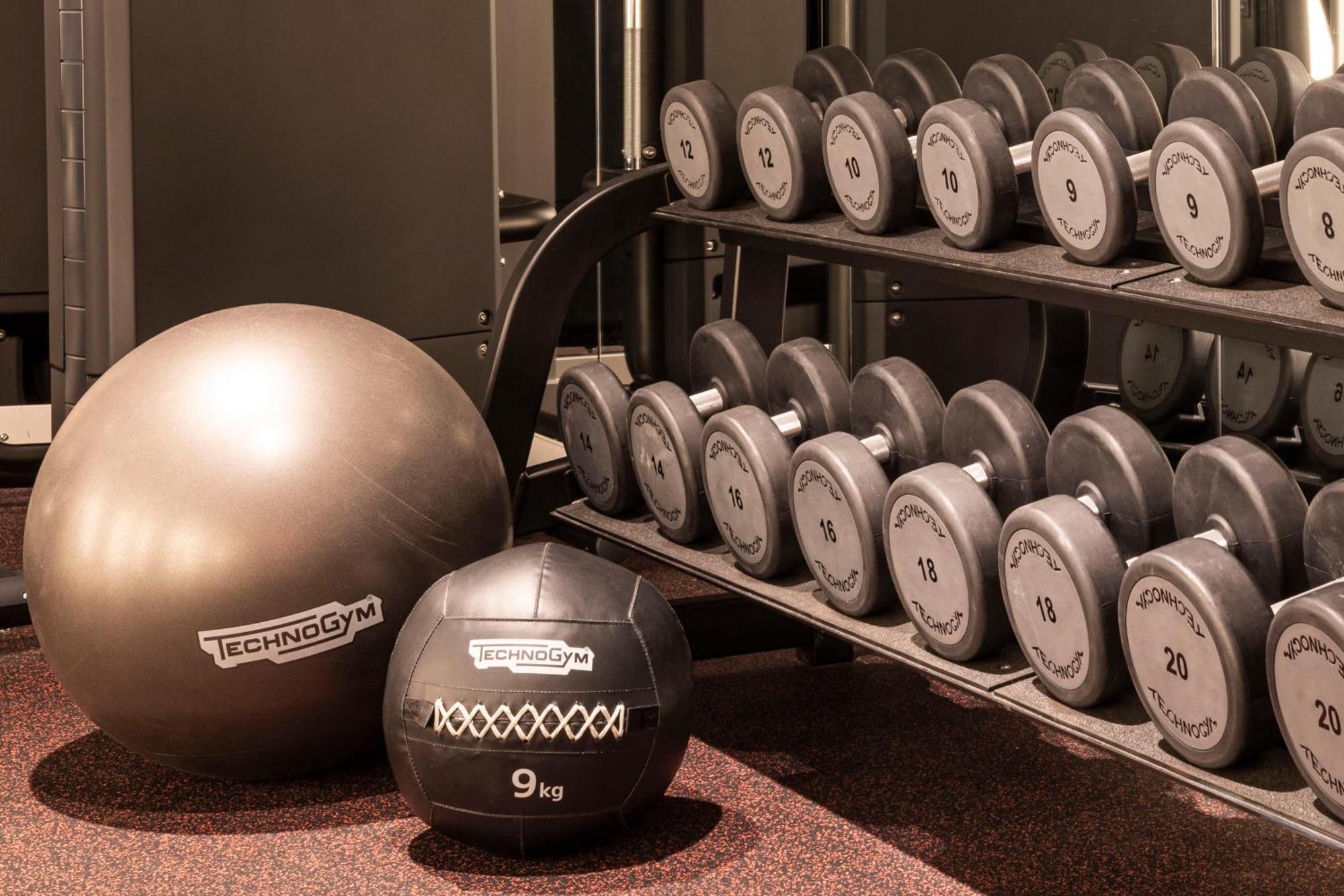 Virgin Hotels Edimburgo Esterno foto Dumbbells and exercise balls
